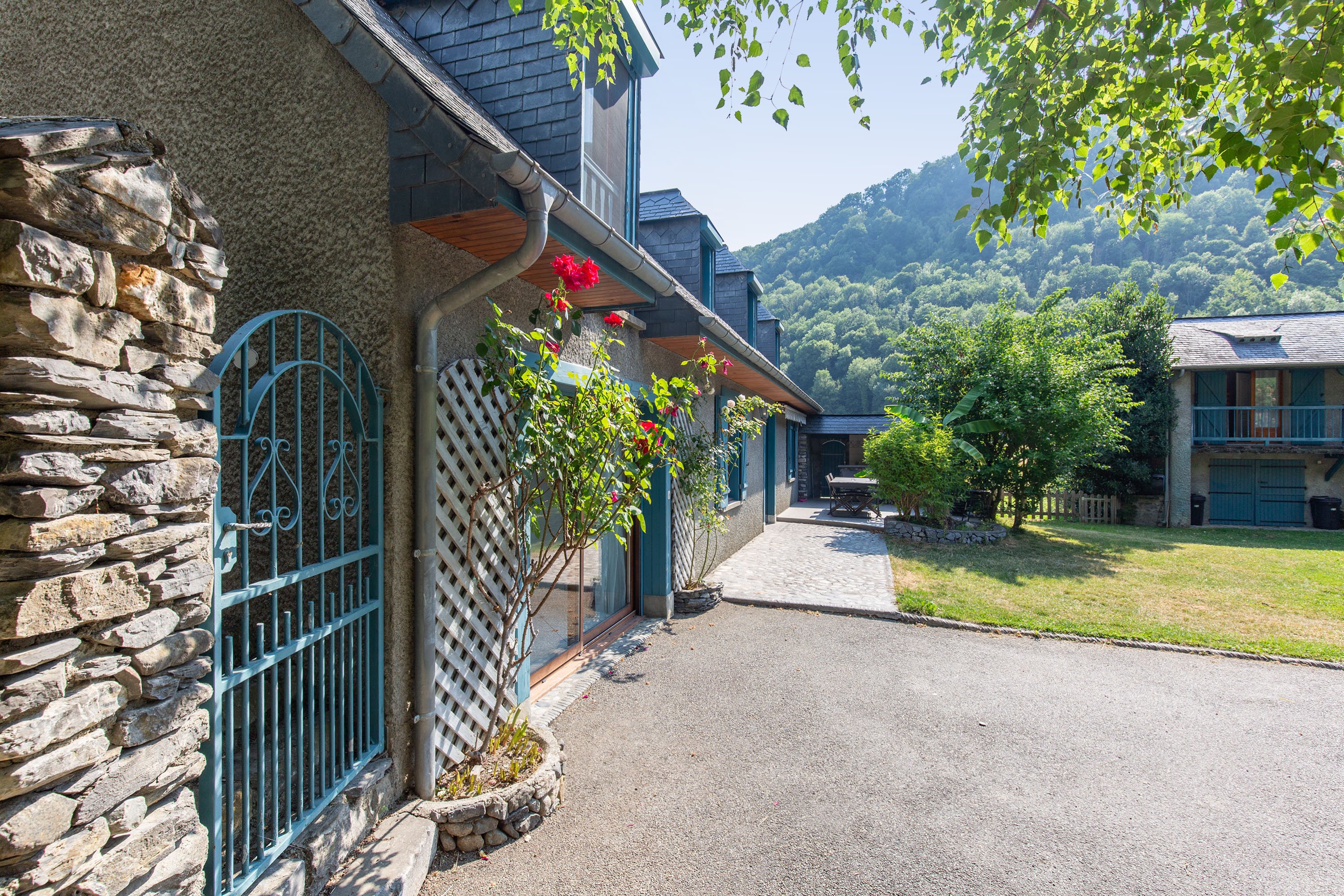 Salon chaleureux du gîte Gabizos