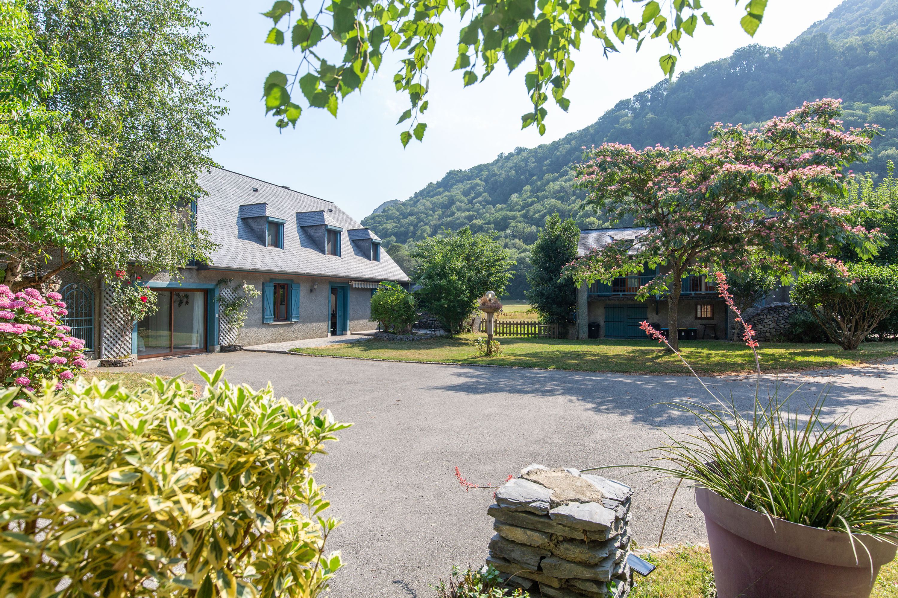 Maison de caractère avec piscine dans un jardin arboré