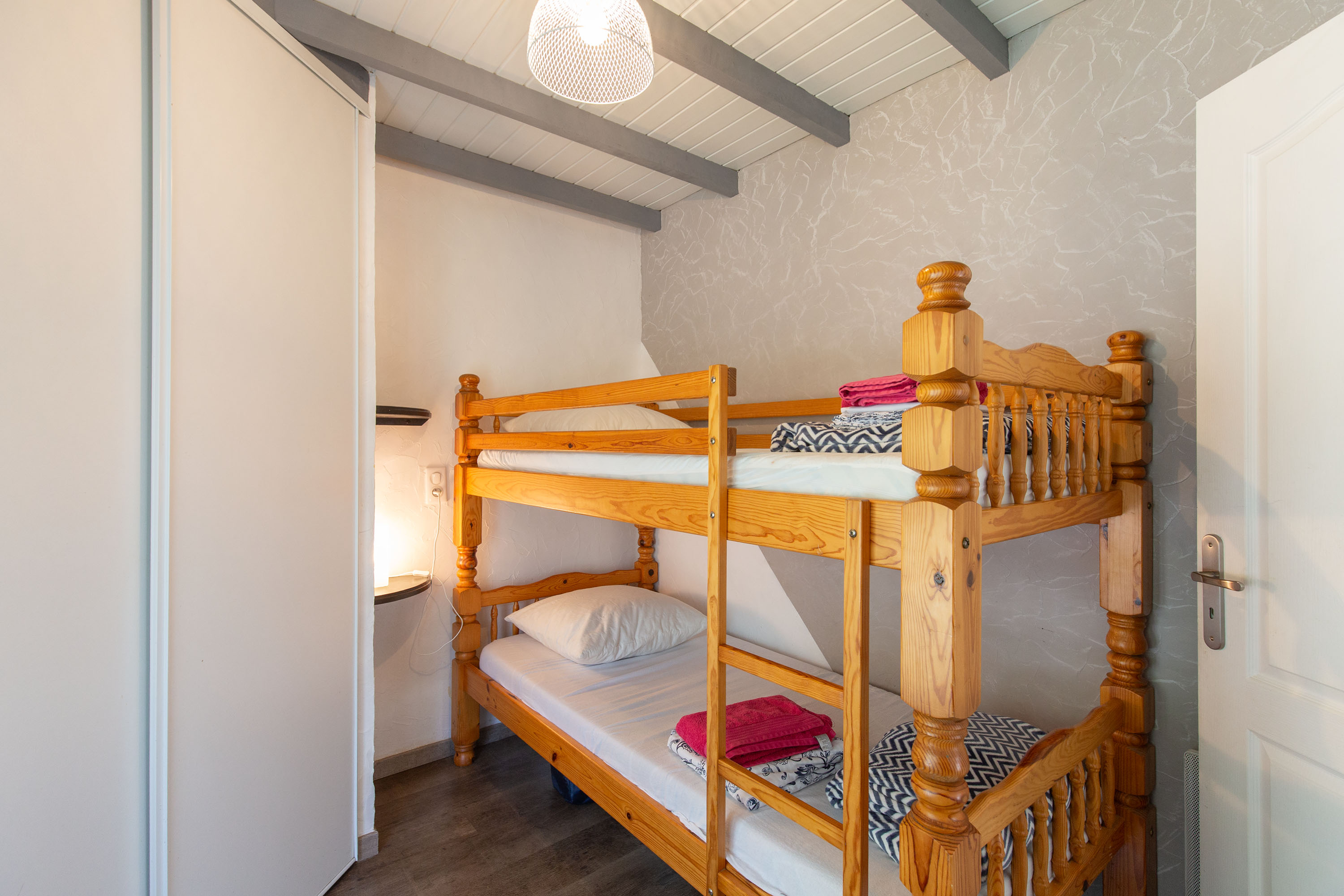Chambre du gîte Hautacam avec lit double et vue sur la montagne