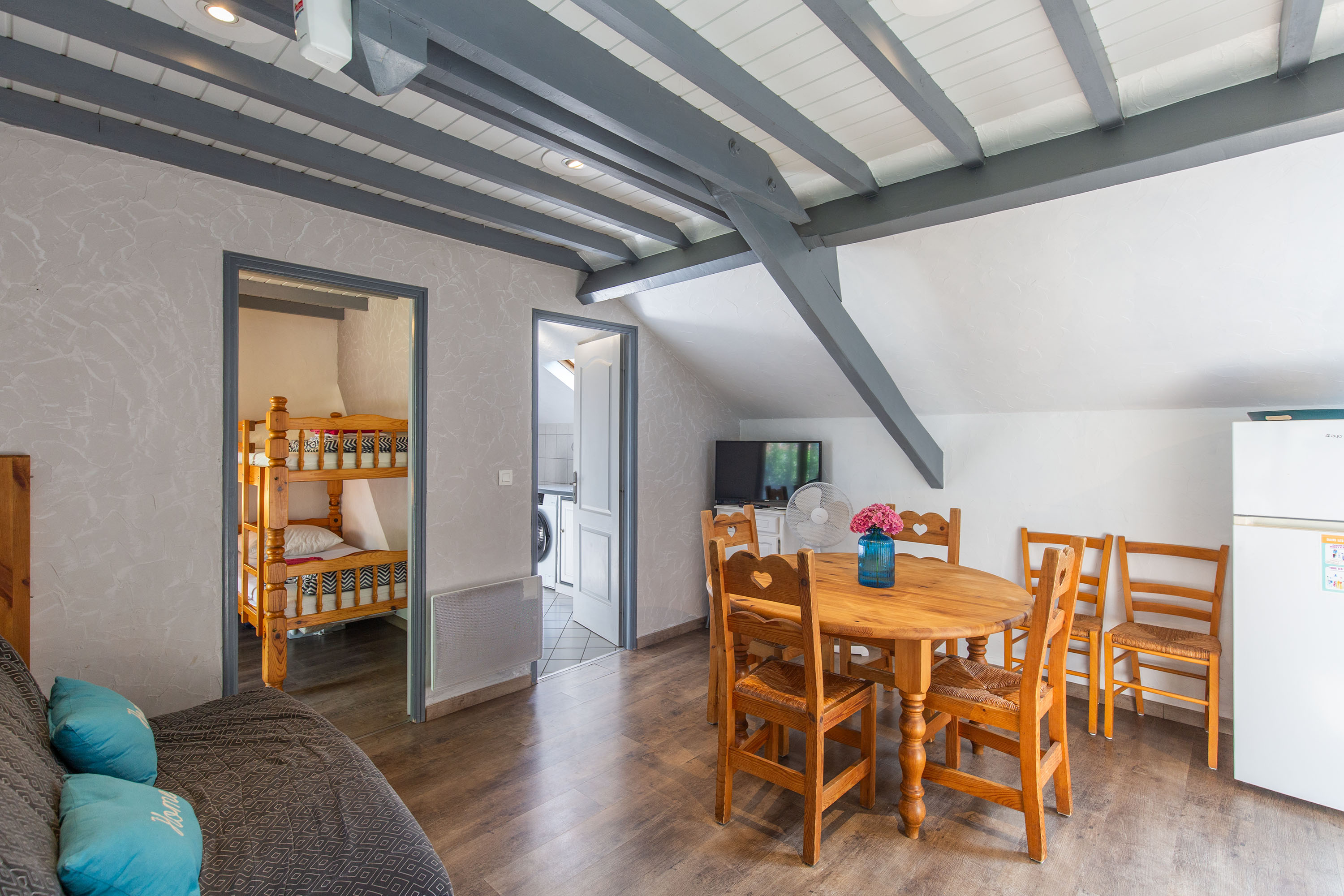 Petit salon du gîte Hautacam avec canapé et table basse